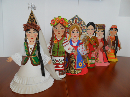 Юминова Е.И. Куклы в национальных костюмах, бумажная пластика