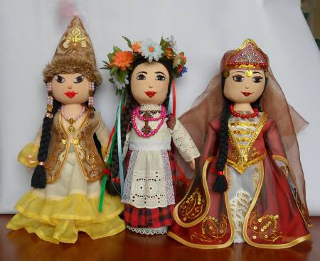 Юминова Е.И. куклы в национальных костюмах, ткань, аппликация